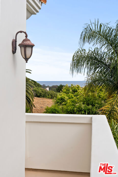 6400 Kanan Dume Road, Malibu CA: https://media.crmls.org/mediaz/31312b8d-33cf-419d-963c-49dc9fba2421.jpg