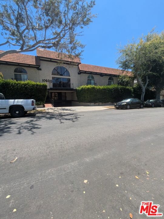 10600 Holman Avenue #11