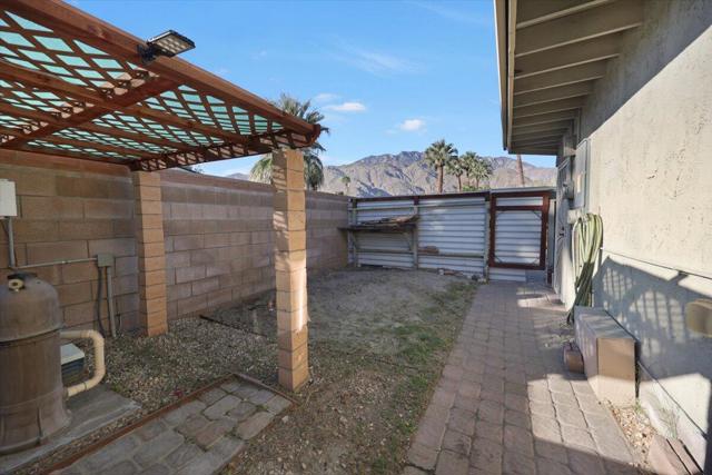 1617 E Paseo El Mirador, Palm Springs CA: https://media.crmls.org/mediaz/3131e95c-5c0c-4859-a2df-d93d891c6b55.jpg