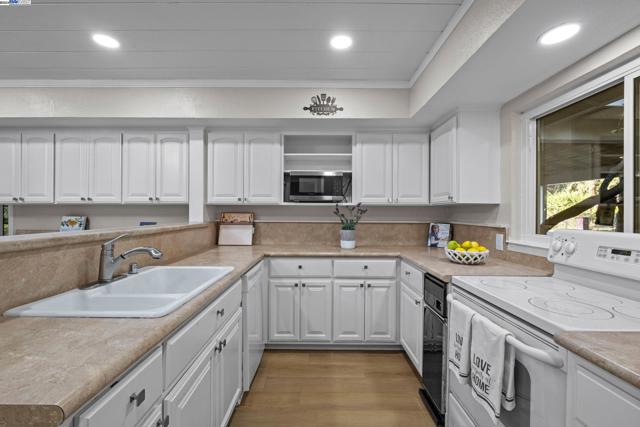 Image 11 of 47 For 6 Wanda Way  