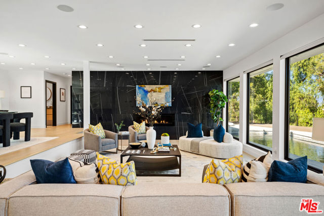 19536 Wells Drive, Tarzana CA: https://media.crmls.org/mediaz/31329077-8b64-4fbc-a45e-77c47628fade.jpg
