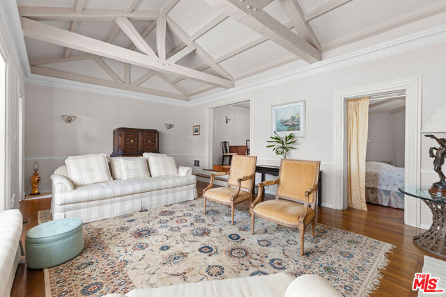252 S Maple, Beverly Hills CA: https://media.crmls.org/mediaz/3132c35f-dc4c-49ca-94cf-1a81f6abe823.jpg