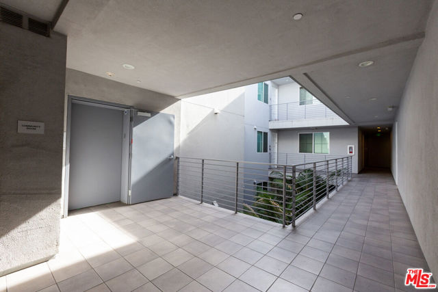 4240 Laurel Canyon Boulevard, Studio City CA: https://media.crmls.org/mediaz/31333d7f-bbb9-43ac-a98a-49da1ad5355c.jpg