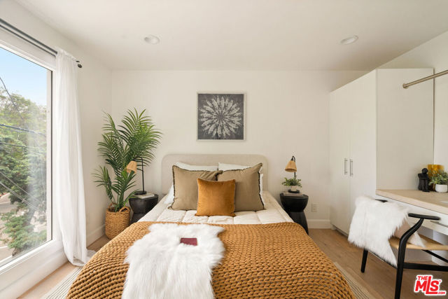 12366 Laurel Terrace Drive, Studio City CA: https://media.crmls.org/mediaz/31343c64-45dc-40f7-83df-5a3ed34695db.jpg