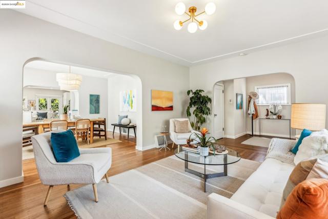 952 Kingston Ave, Piedmont CA: https://media.crmls.org/mediaz/3134d937-b2a0-475a-ba1a-c29124a25a09.jpg