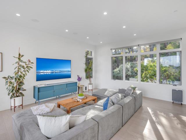 60 Glengarry Way, Hillsborough CA: https://media.crmls.org/mediaz/3134fcc4-3118-4c41-8c26-5d4a36270fc8.jpg