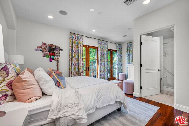 3110 Benedict Canyon Drive, Beverly Hills CA: https://media.crmls.org/mediaz/3135e09a-4e1d-4695-b779-e45920742647.jpg