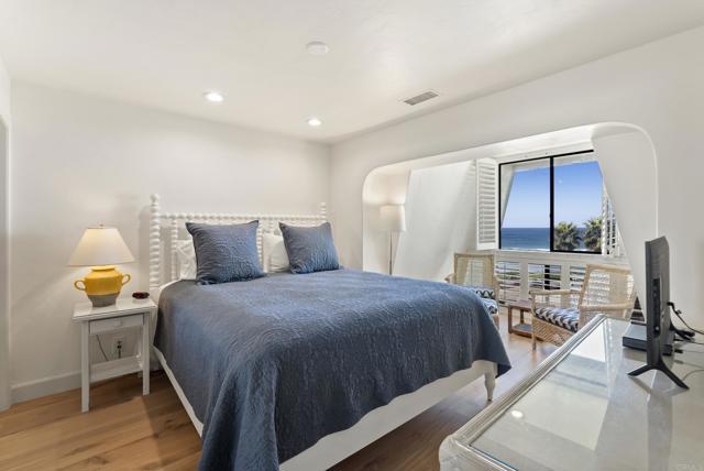 1552 Camino Del Mar, Del Mar CA: https://media.crmls.org/mediaz/31361372-c012-4fbf-a282-01d98b278ed9.jpg