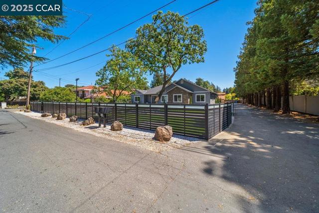100 Alderwood Rd, Walnut Creek CA: https://media.crmls.org/mediaz/3136196e-1c70-4a0f-8185-ca56f376c15e.jpg