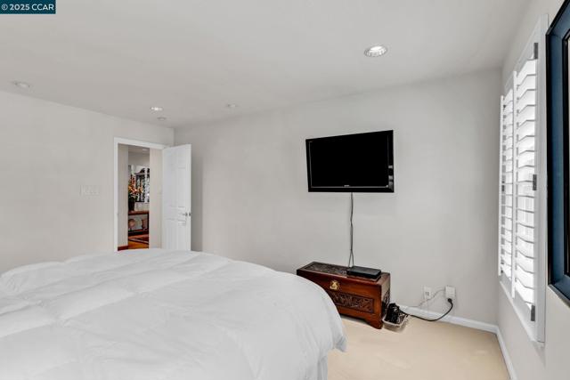 2032 Vanderslice Ave, Walnut Creek CA: https://media.crmls.org/mediaz/313639dd-42fe-45dc-aa84-4f64738d451e.jpg