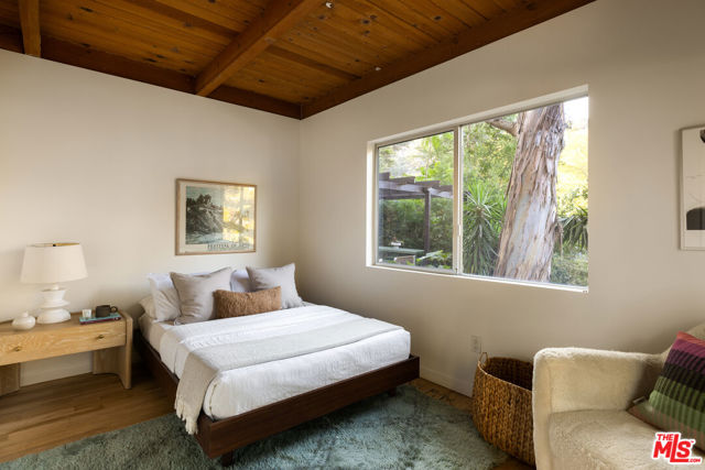 5911 Canyon Heights Lane, Los Angeles CA: https://media.crmls.org/mediaz/3137980d-643a-4c2e-aea4-9d009e0acf76.jpg