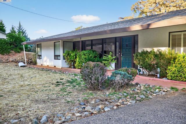 20521 Upper Hillview Dr, Sonora CA: https://media.crmls.org/mediaz/3137a21e-b343-4b36-bb98-fe86b700382a.jpg