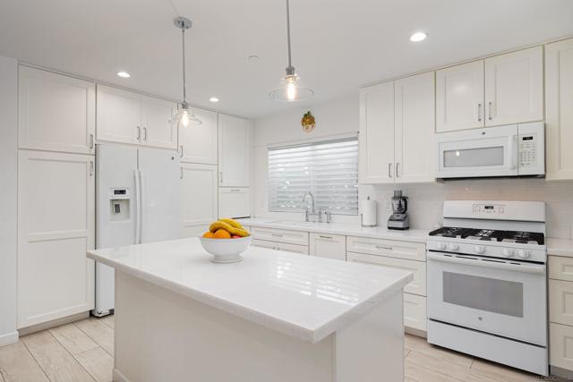 1215 17 Grand Ave, San Diego CA: https://media.crmls.org/mediaz/3137ac5b-edb6-46b2-ae89-f2c8f3f76706.jpg