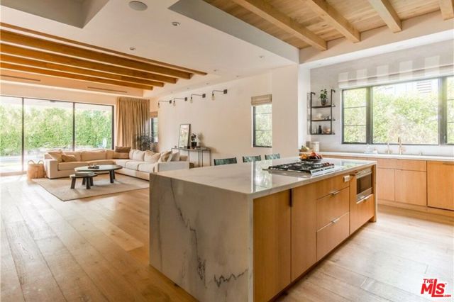 5107 Gaynor Avenue, Encino CA: https://media.crmls.org/mediaz/3137dcf0-9da9-44d8-8e80-63c691ba4337.jpg