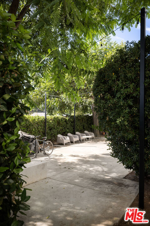 2191 El Sereno Avenue, Altadena CA: https://media.crmls.org/mediaz/31382127-afbb-49ff-98a0-121f77a52f18.jpg