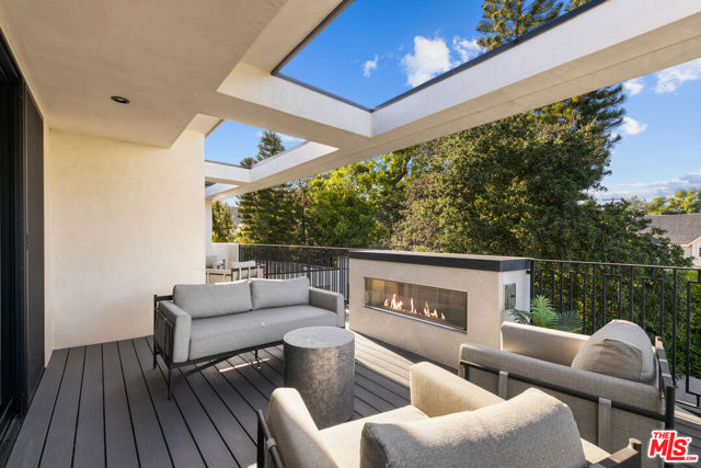 17401 Rancho Street, Encino CA: https://media.crmls.org/mediaz/31398a0f-1005-4b8d-81c4-15de782b15d0.jpg