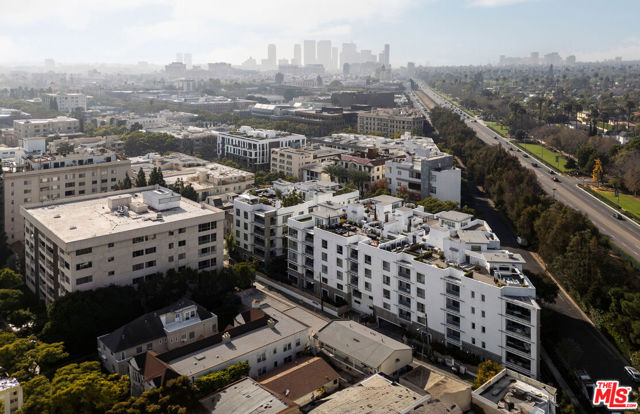 460 N Palm Drive, Beverly Hills CA: https://media.crmls.org/mediaz/3139cd7e-92a4-49c2-b408-dd44736d7dd2.jpg