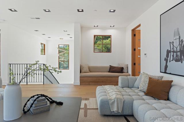 5758 Las Palomas, Rancho Santa Fe CA: https://media.crmls.org/mediaz/313a3eb7-0526-4bb5-bae7-92f4226de412.jpg