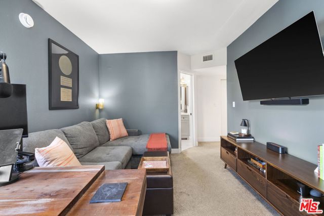 6540 Hayvenhurst Avenue, Lake Balboa CA: https://media.crmls.org/mediaz/313ab185-c08b-45c0-8fb0-cecd8f47b7db.jpg