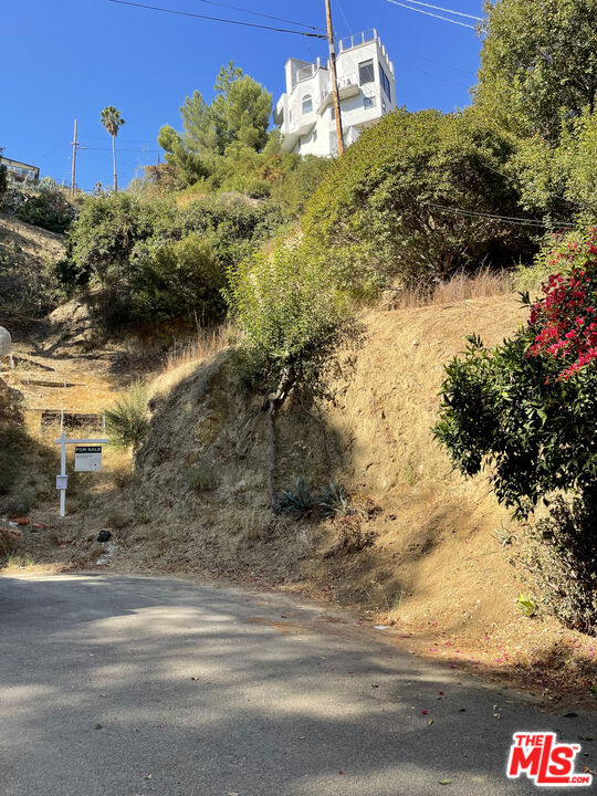 5897 Lorae Place, Los Angeles CA: https://media.crmls.org/mediaz/313ae7d6-efa7-4cb5-8c1e-90d37716384e.jpg