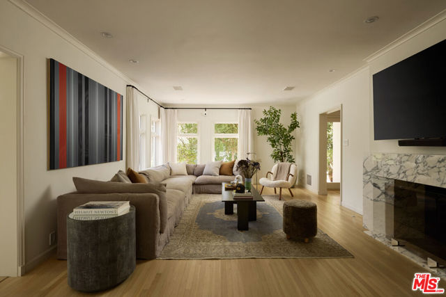 10660 Somma Way, Los Angeles CA: https://media.crmls.org/mediaz/313b0735-b876-43c0-98f2-cbe97754350e.jpg