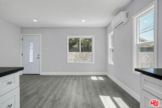 1256 Exposition Boulevard, Los Angeles CA: https://media.crmls.org/mediaz/313b8281-74dc-48e0-a279-a3c8d90bde7a.jpg