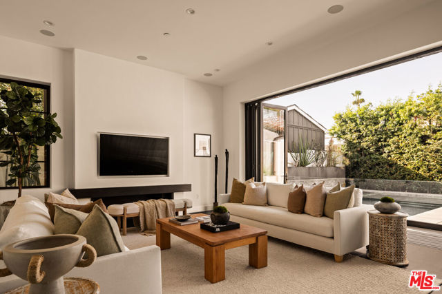 6607 Maryland Drive, Los Angeles CA: https://media.crmls.org/mediaz/313c9da5-15b9-4809-a0b2-dedf9b414d74.jpg