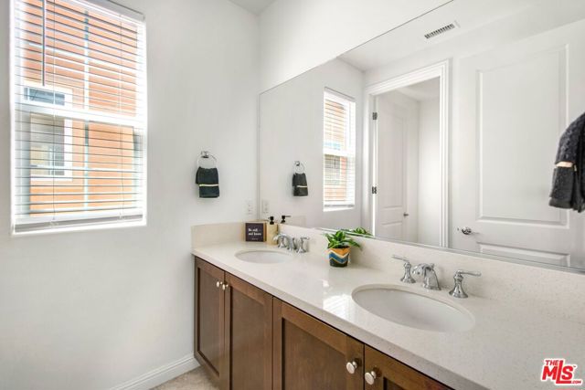 20659 W Beech Circle, Porter Ranch CA: https://media.crmls.org/mediaz/313d27cd-17aa-4a98-acb0-1d3beac7fb2f.jpg