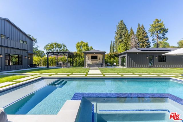 5084 Valjean Avenue, Encino CA: https://media.crmls.org/mediaz/313d56ea-c3a5-4f77-a6ad-3f409e8f9a02.jpg