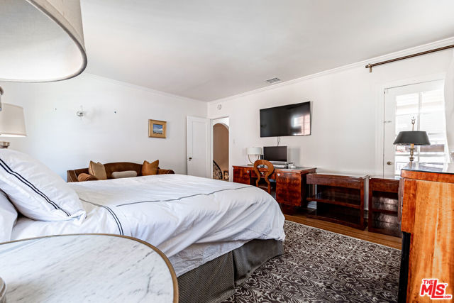 165 N Las Palmas Avenue, Los Angeles CA: https://media.crmls.org/mediaz/313d8483-0439-41cd-b248-8b9f5f830f7a.jpg