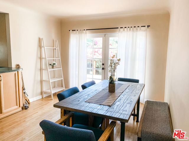 1975 S Crescent Heights Boulevard, Los Angeles CA: https://media.crmls.org/mediaz/313deccf-81ac-42d9-93b4-edc84abf2a8e.jpg