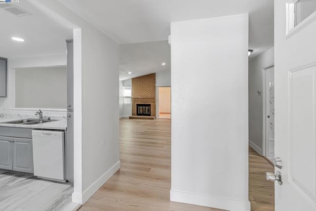 1290 Canterbury, Hercules CA: https://media.crmls.org/mediaz/313e74a6-b5f3-497e-b3ac-f4d924657efd.jpg