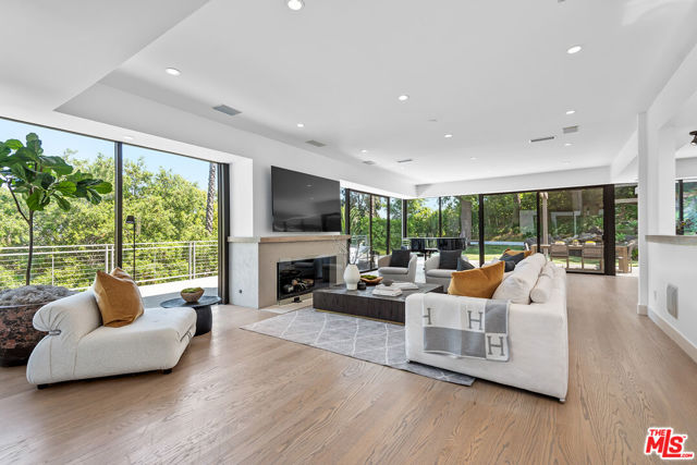 15941 Skytop Road, Encino CA: https://media.crmls.org/mediaz/313e79a7-7bf2-4503-b6b8-1ae5a70b625d.jpg
