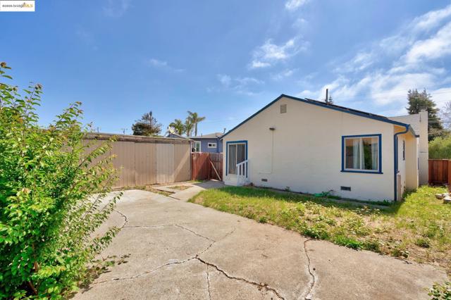 527 42nd Street, Richmond CA: https://media.crmls.org/mediaz/313e7cc8-b8fe-441e-a480-702a35e7fda1.jpg