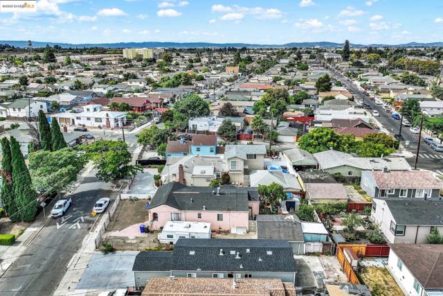 2125 102Nd Ave, Oakland CA: https://media.crmls.org/mediaz/313e94fa-1e1d-4937-8e63-7b9804ebbbfb.jpg
