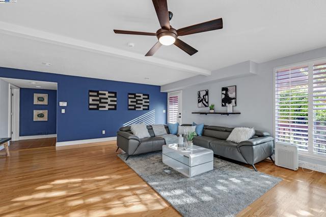 20340 Hunters Knls, Castro Valley CA: https://media.crmls.org/mediaz/313f2118-d7d5-4bb5-88dd-8a2b53fd9ff1.jpg