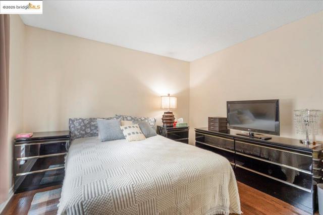 11772 Cranford Way, Oakland CA: https://media.crmls.org/mediaz/313f2232-95ea-46fd-a96a-870be37df6ea.jpg