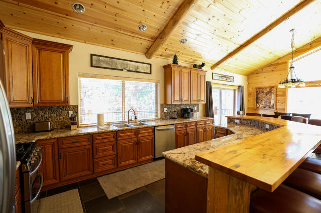 289 Stony Creek Road, Big Bear CA: https://media.crmls.org/mediaz/313f9774-8ac2-425c-bdf0-dd56f56643bd.jpg