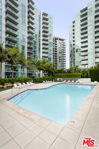 13700 MARINA POINTE Drive, Marina del Rey CA: https://media.crmls.org/mediaz/313fce6a-553b-47b4-b24d-084e6de2c84f.jpg