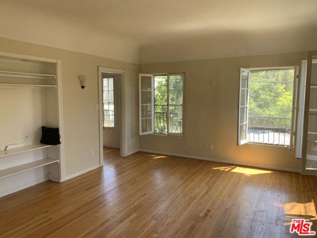 802 N Sweetzer Avenue, Los Angeles CA: https://media.crmls.org/mediaz/31406f5f-4082-4778-969d-41009ec55c24.jpg