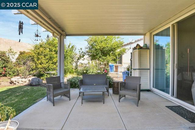290 Black Amber Way, Brentwood CA: https://media.crmls.org/mediaz/3141ba90-c3ab-4384-aeaa-a0173f9a9600.jpg