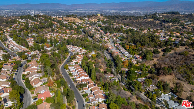 2771 Claray Drive, Los Angeles CA: https://media.crmls.org/mediaz/31423784-eaf9-4a90-a67e-8ccfd6833a64.jpg