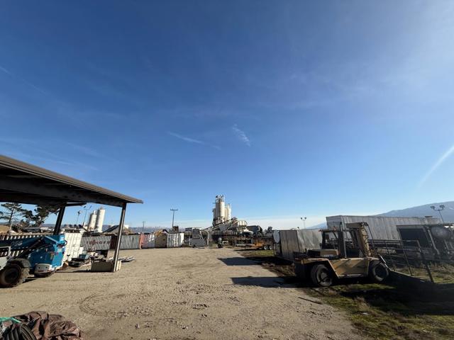 1347 Harkins Road, Salinas CA: https://media.crmls.org/mediaz/31425df5-ea10-4522-b3bd-e7182b5a6e18.jpg