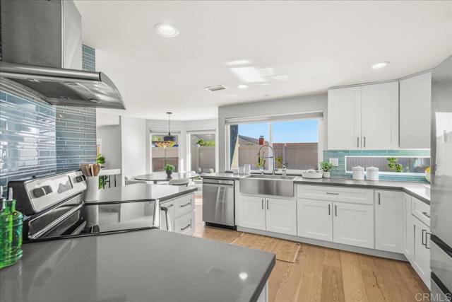 Detail Gallery Image 14 of 37 For 7310 Esfera St, Carlsbad,  CA 92009 - 4 Beds | 3 Baths