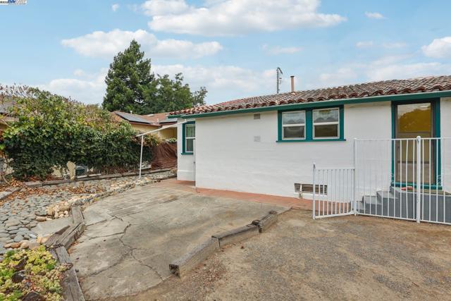 11768 Main St, Sunol CA: https://media.crmls.org/mediaz/31438cee-21d3-4f4d-9aa2-644d07526c44.jpg