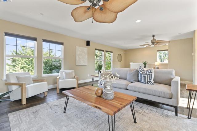 3168 Bay Meadows Ct, Livermore CA: https://media.crmls.org/mediaz/31439138-fd80-46e7-a8e1-fa4e7866a210.jpg