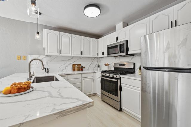 1026 Trellis Ln, Alameda CA: https://media.crmls.org/mediaz/31452e88-0523-480a-b369-df98bd1ba033.jpg