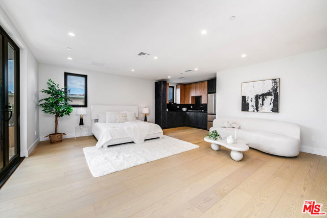 4906 Van Noord Avenue, Sherman Oaks CA: https://media.crmls.org/mediaz/31453cc5-6c40-41c3-8e1e-d923b23cbcb3.jpg