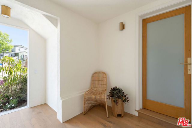 4405 Springdale Drive, Los Angeles CA: https://media.crmls.org/mediaz/31458129-0391-49a1-8a15-bd78ce47f556.jpg