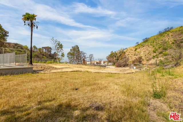 1228 Las Lomas Place, Pacific Palisades CA: https://media.crmls.org/mediaz/3145fc60-9be0-40ca-a205-4252ee2628e1.jpg